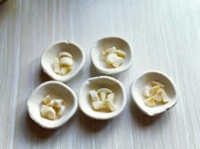 将香蕉去皮,切丁放入蛋挞皮中。