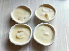 加入做好蛋挞液，加入八分满即可。