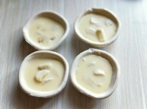 加入做好蛋挞液,加入八分满即可。