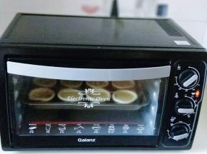 烤箱200度预热5分钟,蛋挞入烤箱中层200度烤18-20分钟。【根据自家烤箱性能另定】注意观察颜色