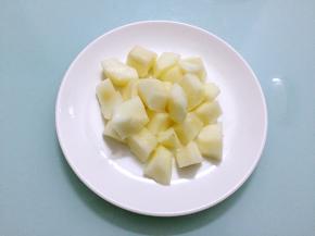 雪梨去皮去核切成小块