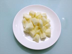雪梨去皮去核切成小块