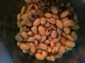 把豆子加入到豆浆机中