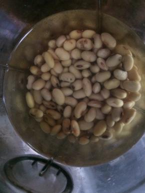 加入适量的水，启动豆腐机磨三分钟左右