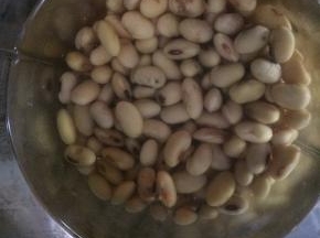 加入适量的水，启动豆腐机磨三分钟左右