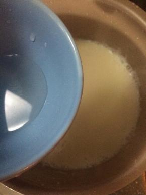 1.25克的内酯加入20克冷水化开，到进锅里