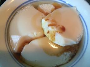 挖出凝结的豆腐脑，加入适量生抽和香油