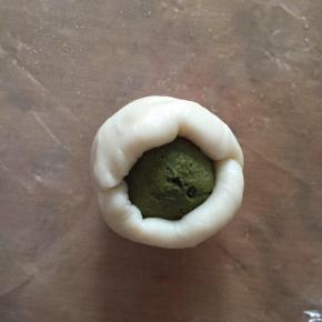 包的时候，油皮慢慢的往上推，直到全部包裹好，收口捏紧。收口的地方如果觉得油皮多出一点点可以揪掉。

