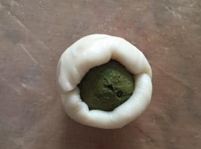 包的时候，油皮慢慢的往上推，直到全部包裹好，收口捏紧。收口的地方如果觉得油皮多出一点点可以揪掉。

