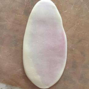 揉圆，收口向下放置，包好的盖上保鲜避免干皮。取一个从中间用擀面杖往两头擀开，成牛舌状。