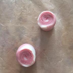 取一个卷卷，用刀子从中间一分为二。
注意:要用锋利的刀子，切出好的切口，成品会很漂亮哒。