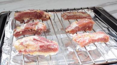 把腌制好的排骨放上烤网上