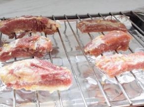 把腌制好的排骨放上烤网上
