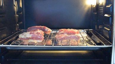 放入预热好的烤箱，上下火180度，中层30分钟