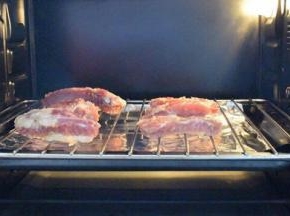 放入预热好的烤箱，上下火180度，中层30分钟