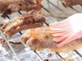 烤至15分钟左右取出双面各刷一遍蜂蜜