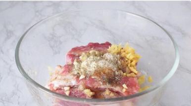 把姜蒜和所有的调料（除了蜂蜜、熟白芝麻）放入排骨中