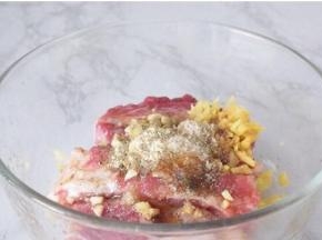 把姜蒜和所有的调料（除了蜂蜜、熟白芝麻）放入排骨中