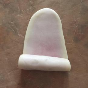 然后从下往上卷起来。 全部卷好之后，盖上保鲜膜，醒发20分钟。