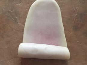 然后从下往上卷起来。 全部卷好之后，盖上保鲜膜，醒发20分钟。