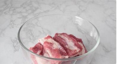 排骨斩段洗净备用