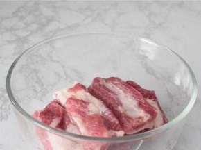 排骨斩段洗净备用