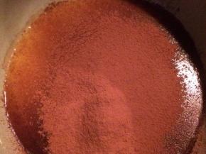 黄油和朗姆酒隔水加热后撒入可可粉