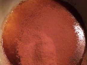 黄油和朗姆酒隔水加热后撒入可可粉