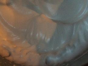 蛋白分三次加入白糖，打至接近直立小角状态