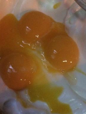 倒入蛋黄