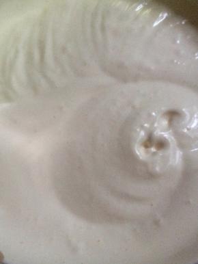 用打蛋器搅打成蛋糊