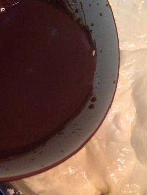 倒入可可朗姆黄油液