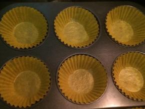 把纸杯放进模具中