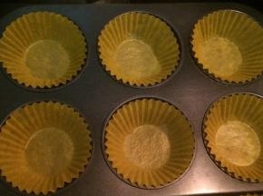 把纸杯放进模具中