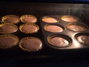 烤箱预热至155度，把蛋糕模放进去