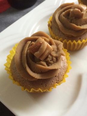 稍冷却后在蛋糕上挤上板栗泥花，再摆点糖做造形即可