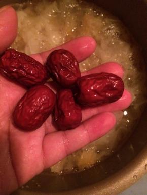 再加入红枣适量