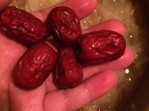 再加入红枣适量
