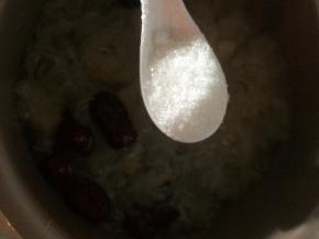 半个小时后加入适量的白糖和冰糖调味