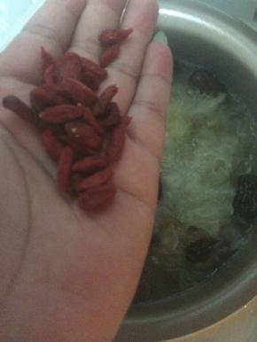 再加入枸杞适量