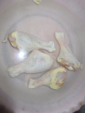 把鸡腿在清水里浸泡一下，浸出血水