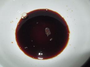 在碗里倒入生抽和黄酒适量