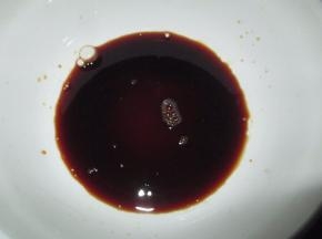 在碗里倒入生抽和黄酒适量