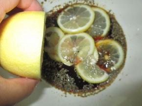 放进碗里，并挤入柠檬汁适量