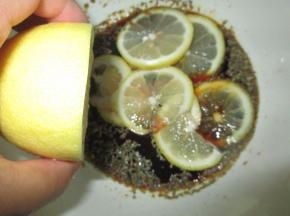 放进碗里，并挤入柠檬汁适量