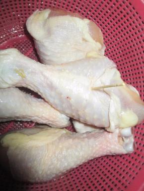 然后取出沥干水，并用牙签插上小孔