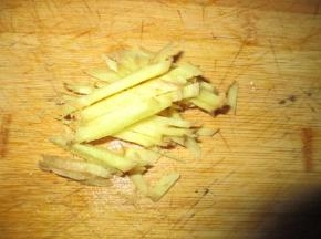 并把生姜切丝
