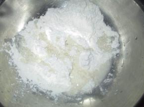 盘子里加入面粉和高度白酒