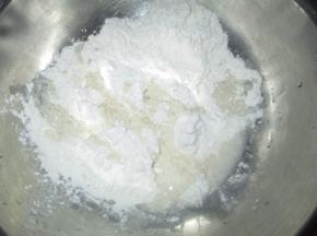 盘子里加入面粉和高度白酒