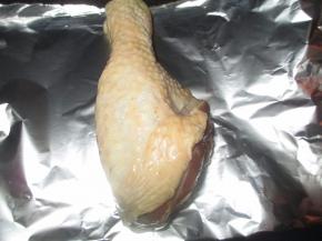 裁一方块铝纸，放上鸡腿